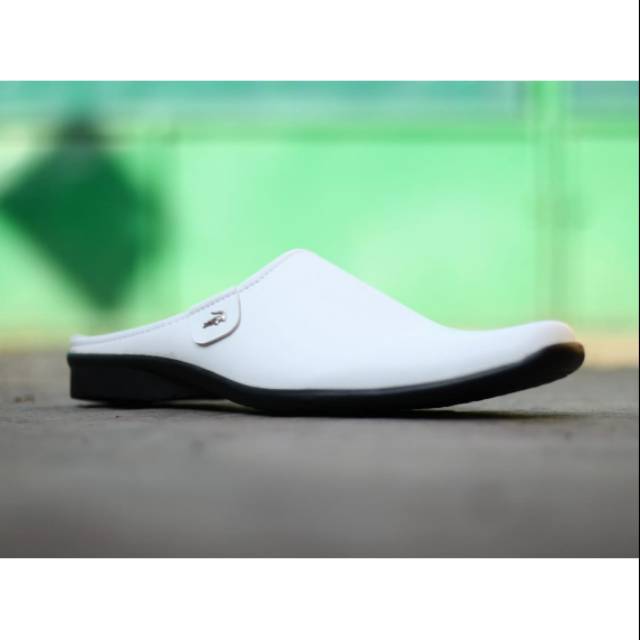 Sendal sepatu Pria bustong putih gaya kekinian