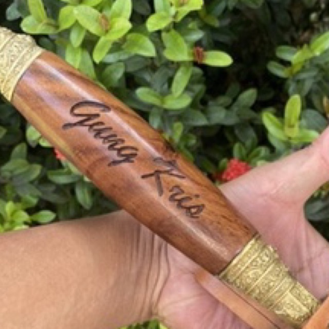 

buat ukiran nama di bilah atau gagang pisau