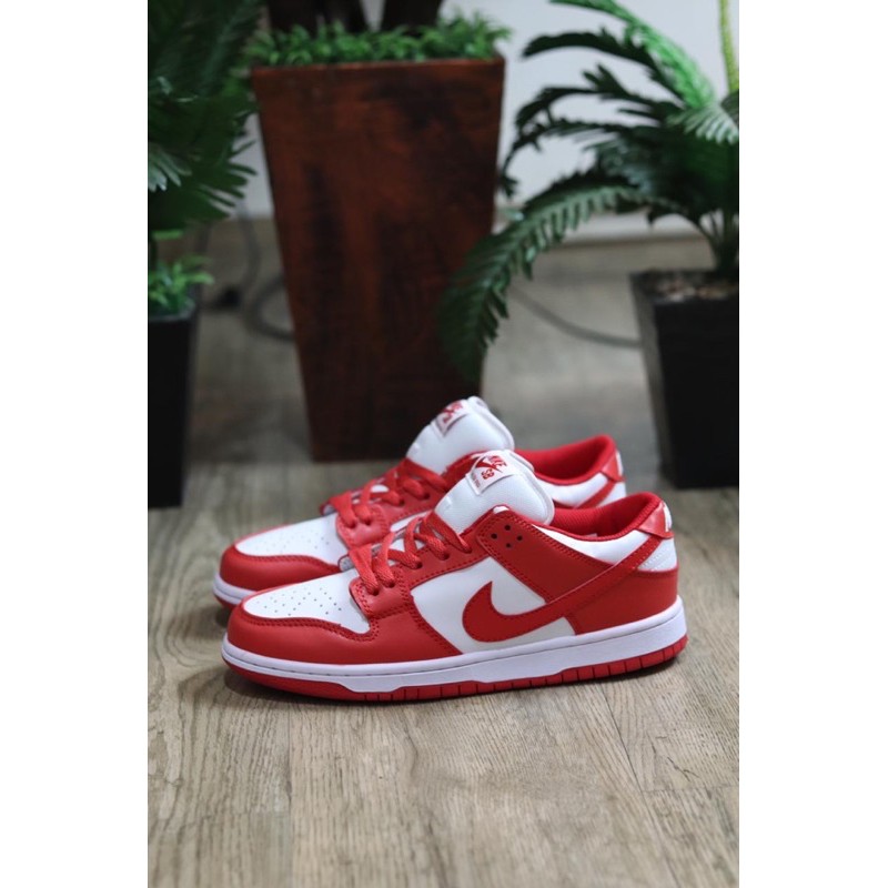 gym red dunk low