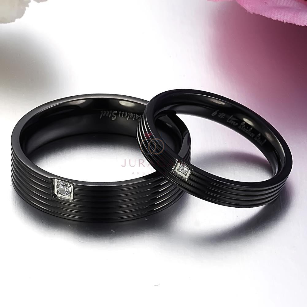 AILOVIU Cincin Couple Romantis R13 Titanium Ukir Nama Black Hitam Mata Unik Pria Wanita Tunangan Paladium Stainless Steel Cubic Zircon