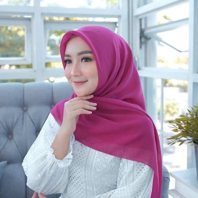 Hijab Segi Empat Bella Square (warna magenta)