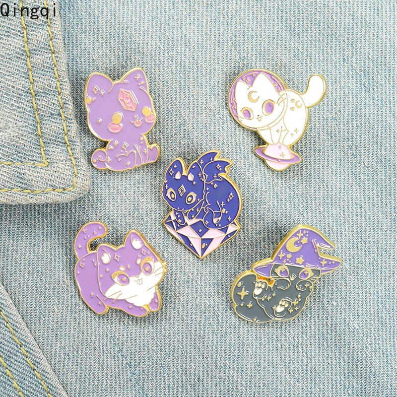 Bros Pin Enamel Desain Kartun Kucing Sihir Bulan Bintang Kristal Untuk Kerah Kemeja Topi Tas