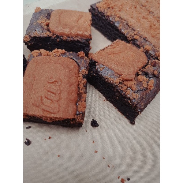 

LOTUS BISCOFF BROWNIES