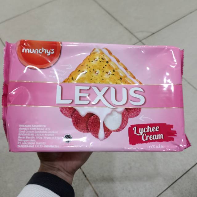 

BISCUIT LEXUS LYCHEE CREAM CRACKERS / KREKERS SANDWICH dengan Krim Rasa Leci / Biscuit manis / Roti Malaysia / Biskuit Malaysia