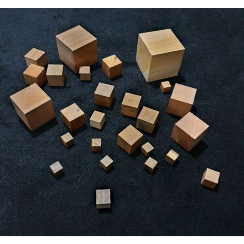 Balok kayu berbentuk kubus ukuran 6 x 6 x 6
