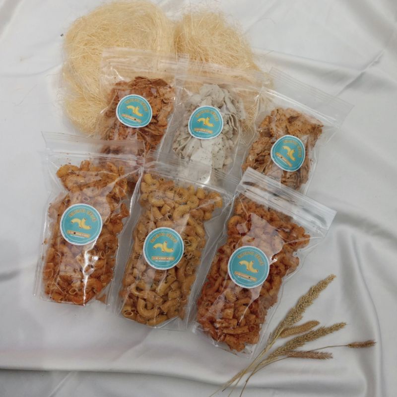 

Makaroni Cikruh Cemilan Makanan Ringan Pedas Daun Jeruk Kemasan Pouch 100gr Hanania Snack