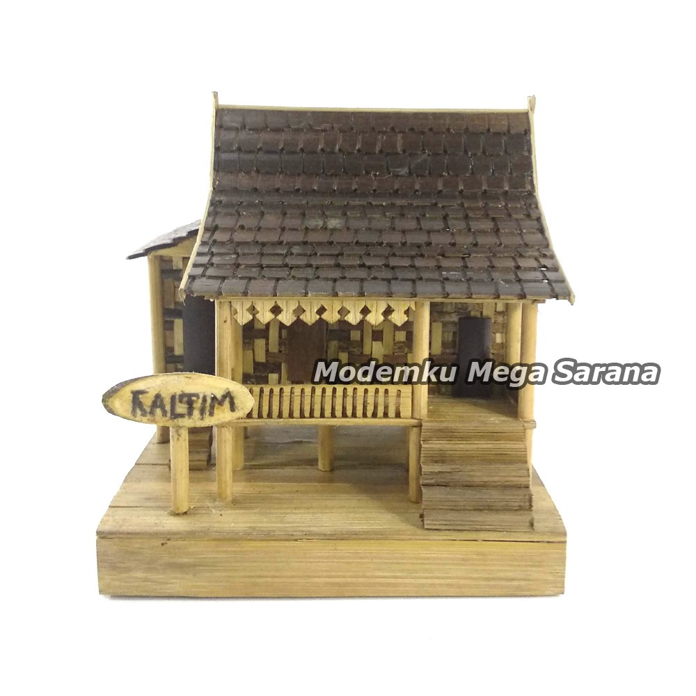 Miniatur Rumah Adat Lamin Kalimantan Timur dari bambu