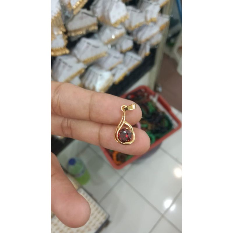 liontin batu merah perhiasan wanita titanium gold 18k