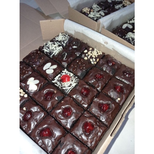 

Brownies size 20x20 Topping Deluxe (luar dalam)