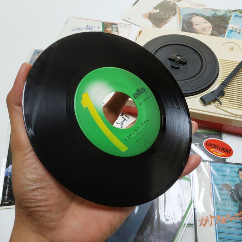 piringan hitam atau vinyl 7 inchi artis japan single