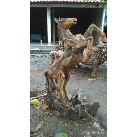 patung kuda Mustang / kuda jingkrak kayu jati erosi