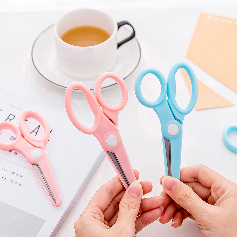 

Gunting mini lucu untuk anak,memiliki 2 warna yang berbeda.