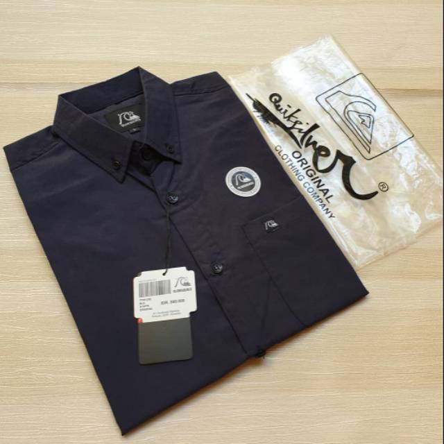 Kemeja hitam quicksilver
