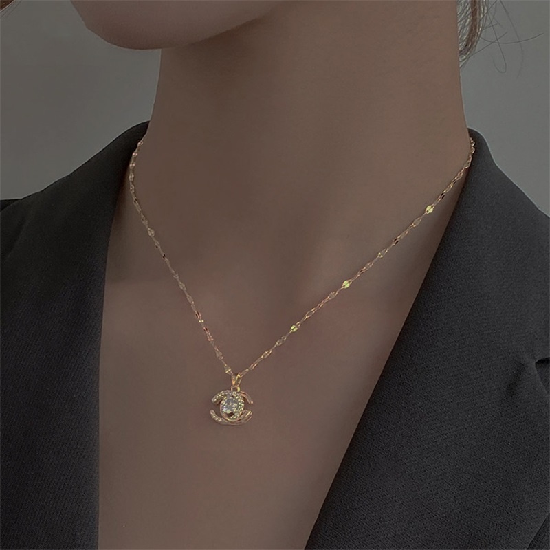 Kalung Rantai Klavikula Desain Chanel c Ganda Bahan Titanium Steel Aksen Berlian Zirkon