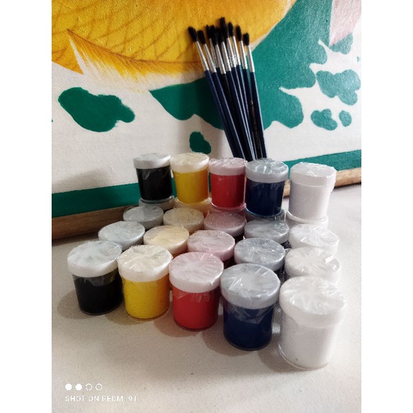 

Cat lukis(Cat acrylik) dan kuas lukis