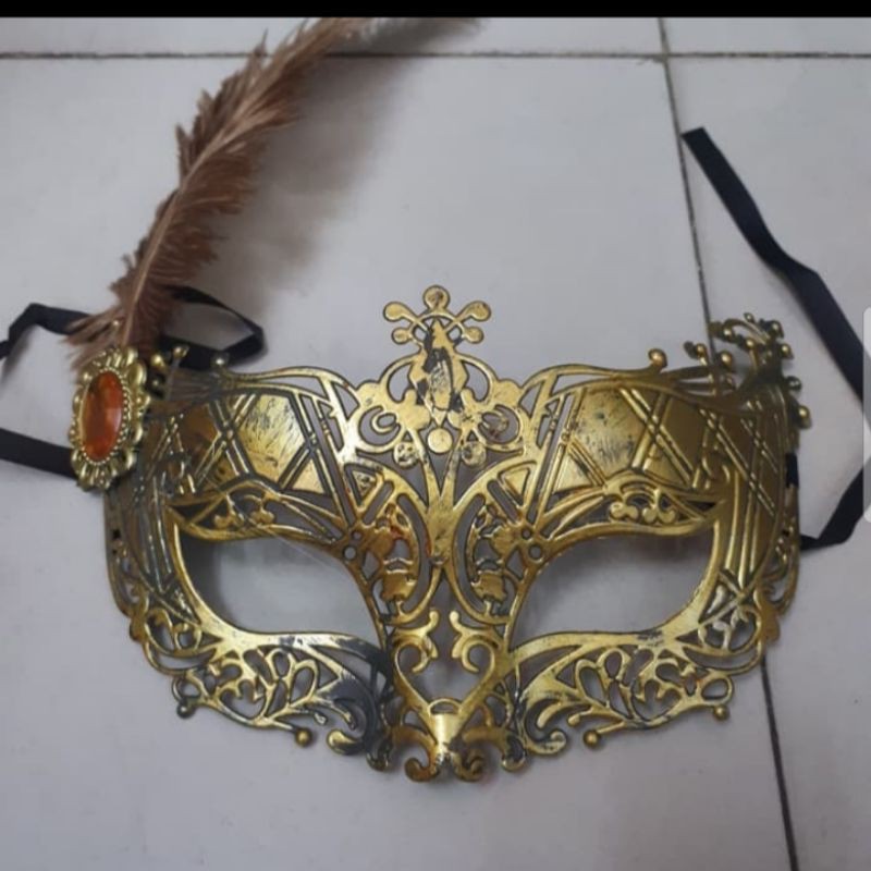 topeng pesta bulu kasuari