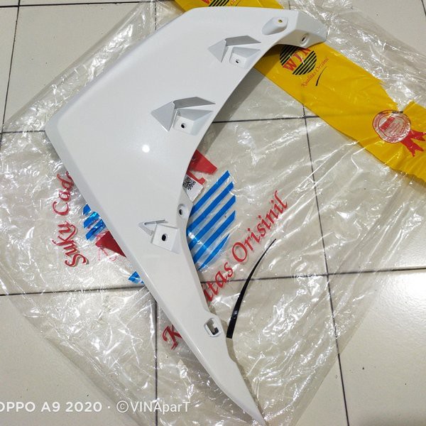 sayap tebeng samping kiri atau kanan Mio m3 125 Mio z putih 2ph original abs