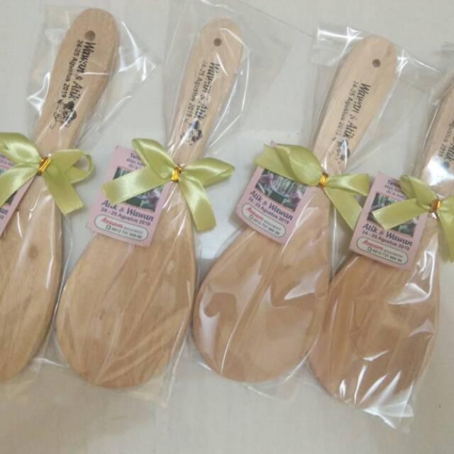 Souvenir pernikahan centong kayu