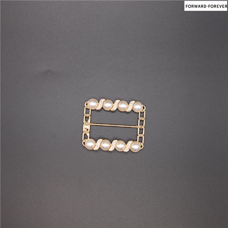 Bros Pin Bentuk Kotak Bahan alloy Hias Mutiara Untuk Aksesoris scarf Wanita M40268