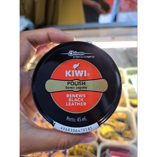 Semir sepatu warna hitam KIWI