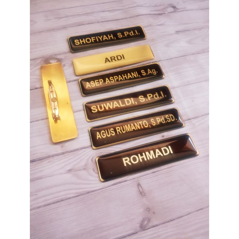 

Nametag kuningan penitik resin customm