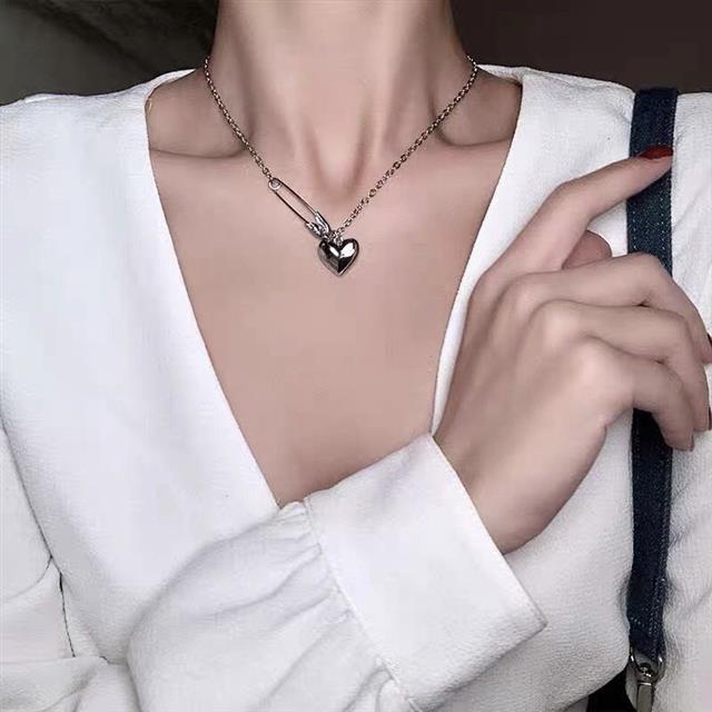 Pin cinta kalung hip hop gaya dingin keren kalung gaya Perancis ins baru kalung wanita berbentuk hat