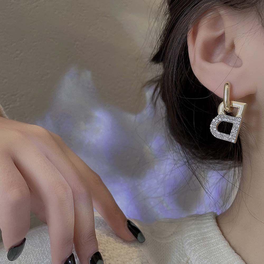 Anting Hoop Desain Huruf B Aksen Kristal Gaya Punk Elegan Untuk Wanita