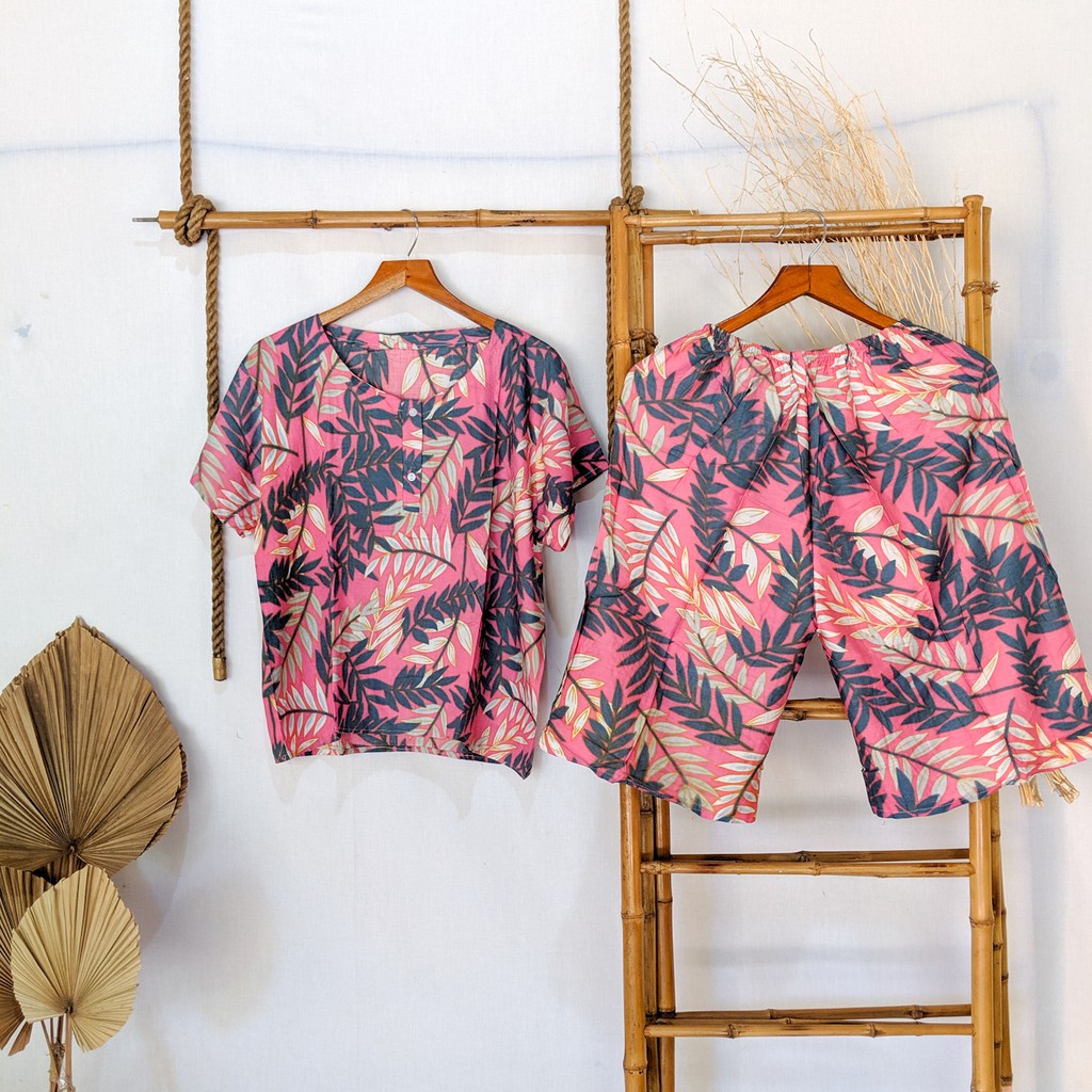 Setelan Piyama Wanita Motif Batik Lengan Pendek Celana 3 Setelan Piyama Wanita Motif Batik Lengan Pendek Celana 3