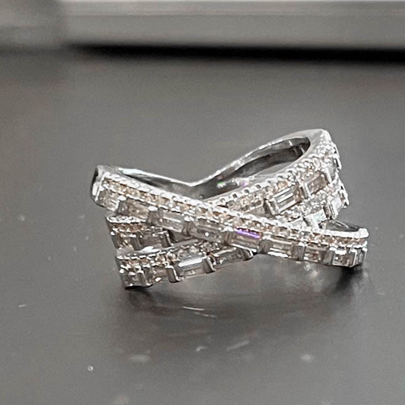 Cincin Desain Silang Warna Silver Aksen Kubik Zirkonia Untuk Wanita