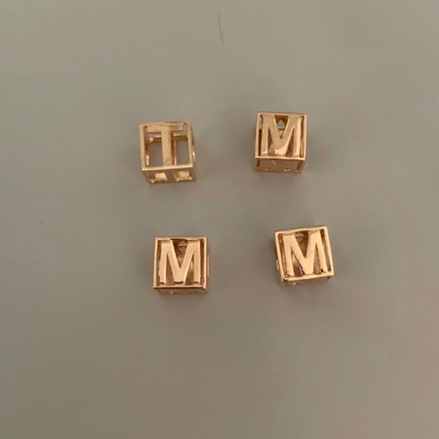 Liontin emas tlusup kotak huruf T dan M kadar 375