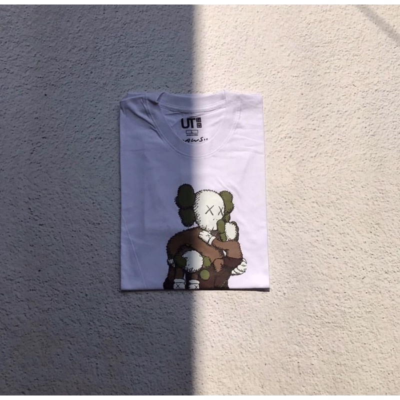 Baju Kaos Distro Uniqlo X Kaws Putih