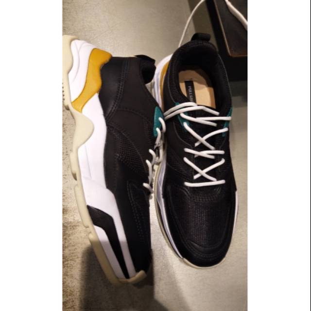 black pull on sneakers