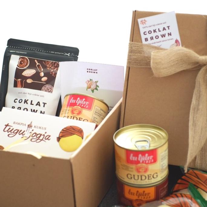 

BAYAR COD Hampers Coklat Brown dan Oleh-Oleh Khas Jogja - Imlek Valentine TERBAIK Kode 797