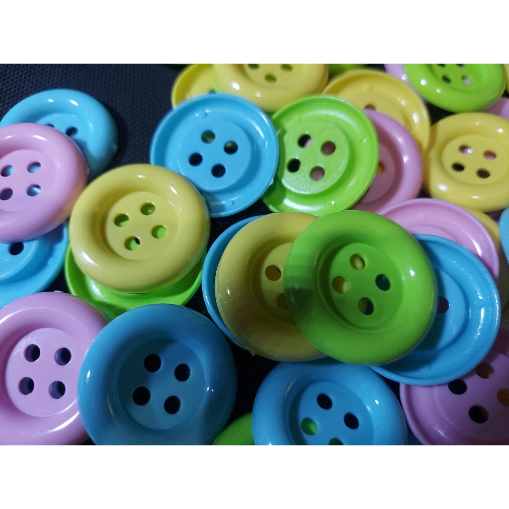 Kancing craft plastik jumbo warna warni ukuran 3,5 cm