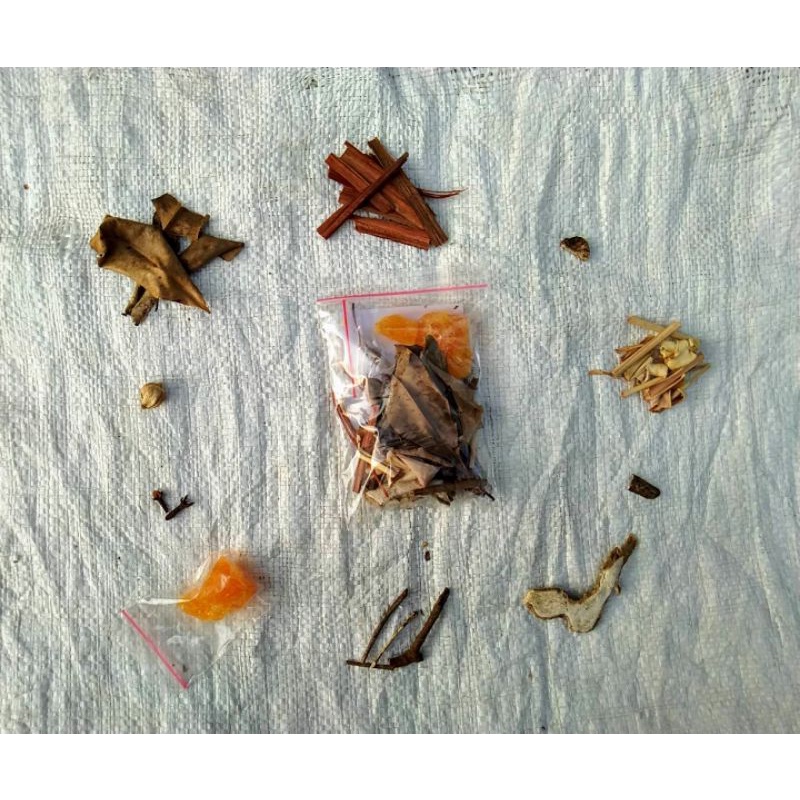 

Wedang Uwuh 9 Rempah Pilihan + Gula Batu (per pack isi 10 pcs)