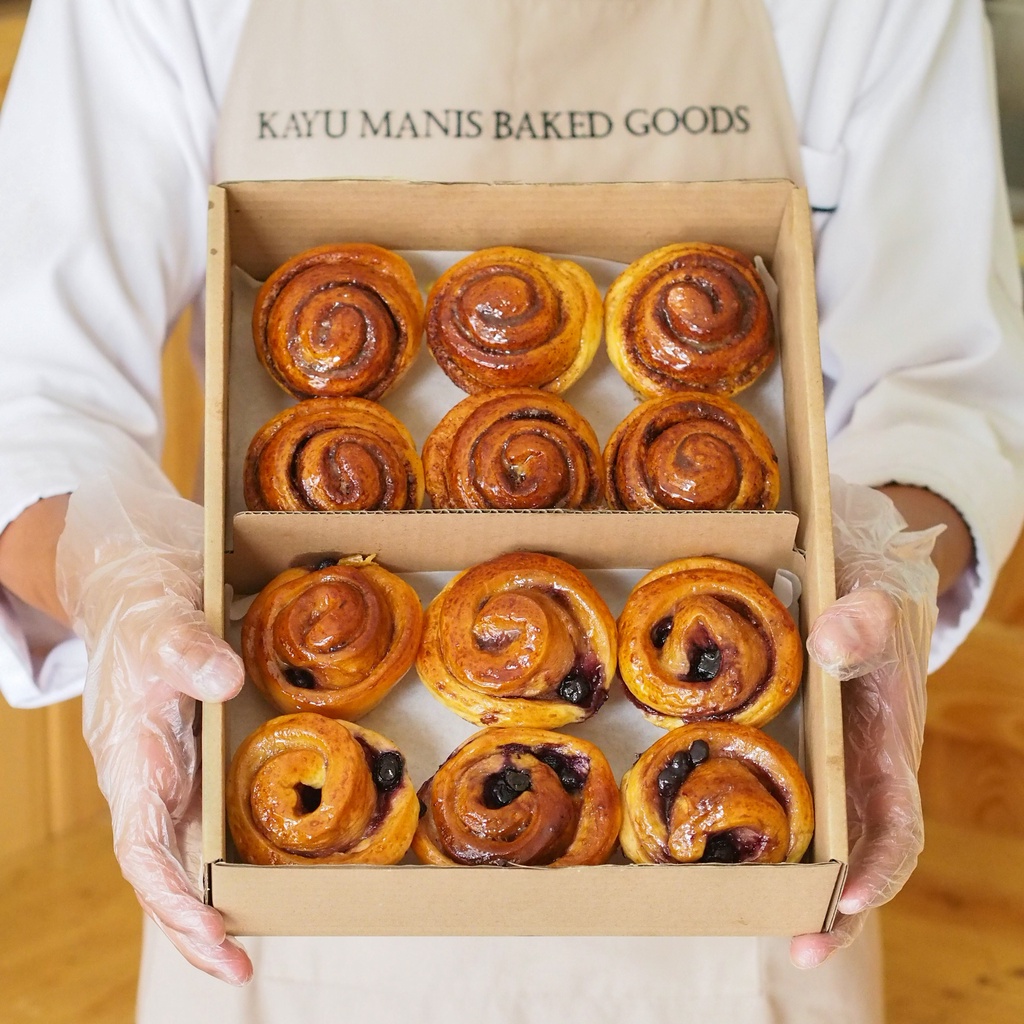 

Original Cinnamon Rolls & Blueberry/Strawberry Rolls (Mini Size)