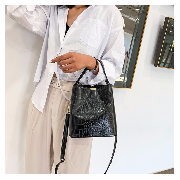 TFT AX20010 92683 AX683 KPC9039 B2079 C0116 E4634 DT7881 R6496 ( 1KG BISA 2 )  TAS WANITA TAS RETRO HANDBAG MODEL BUCKET SELEMPANG BQ3079 LT1116 EL5634