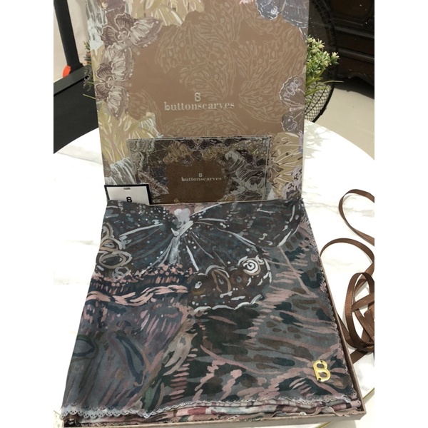 Buttonscarves Farsha Preloved