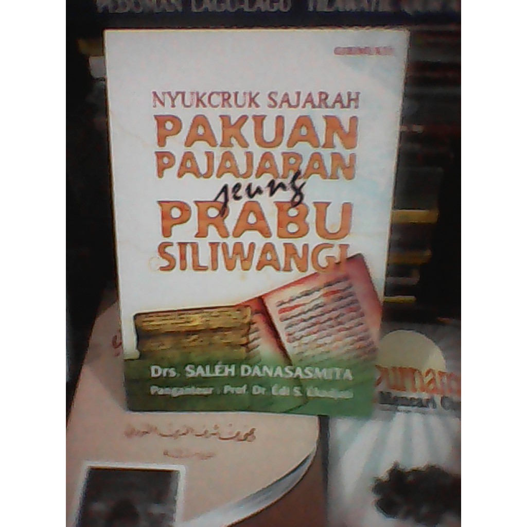 Nyukcruk Sajarah Pakuan Padjadjaran Jeung Prabu Siliwangi. PENULIS Saleh Danasasmita.BUKU ASLI