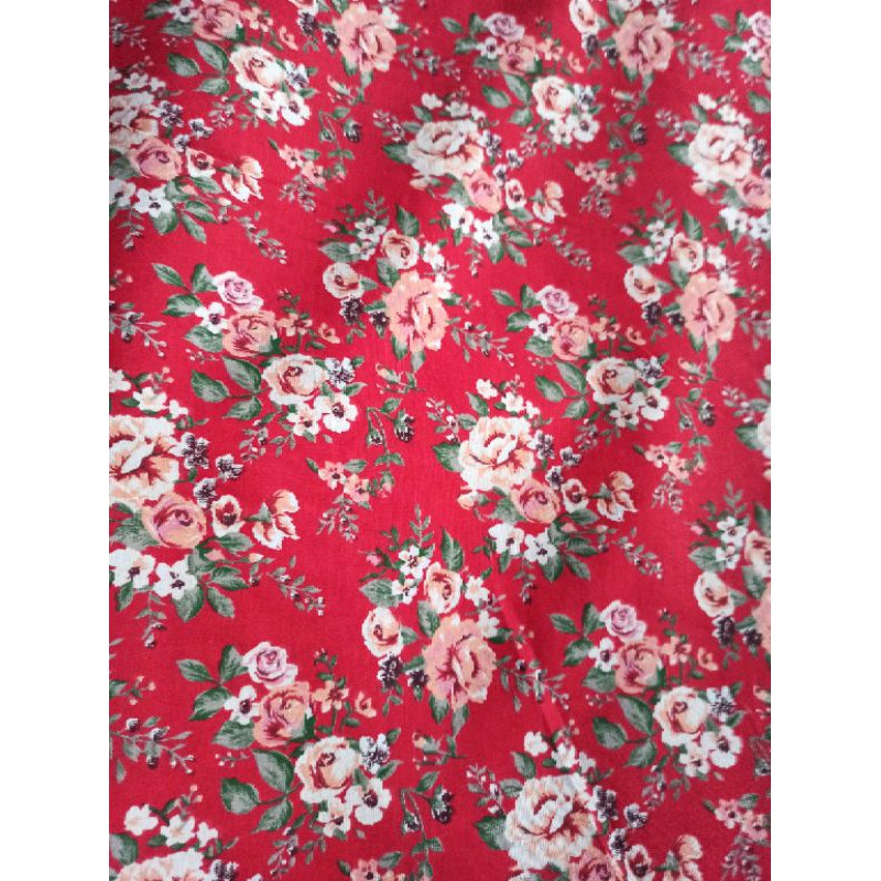 Kain poli katun TC lebar 150 cm motif bunga merah