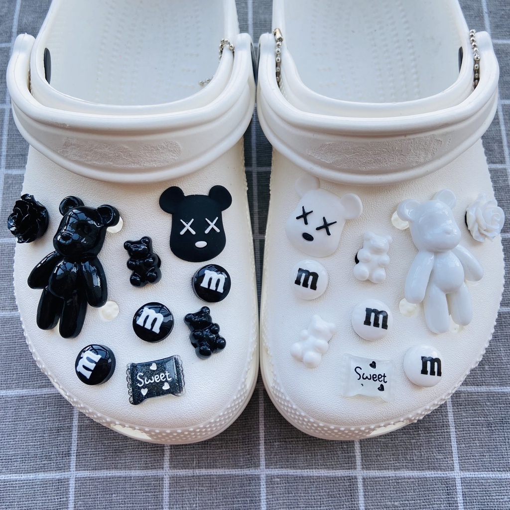 Jibbitz Crocs 18PCS / Set Charm Kancing Motif Kartun Beruang KAWS Untuk Aksesoris Sepatu#Sepatu Sneakers Wanita Model Lace-Up Warna Hitam + Putih