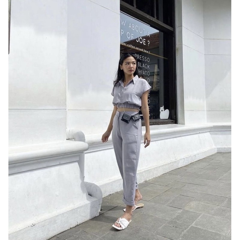 JASMINE SET SETJ310 ONE SET ATASAN CROP KARET DAN CELANA BASIC ADA SELETING DAN KANCING SETJ310-Grey