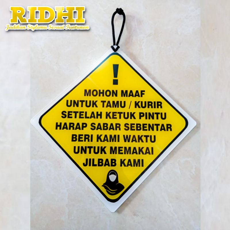 Papan Acrylic Gantungan Pintu Kurir / Tamu Mohon Maaf Tunggu Sebentar memakai jilbab muslimah Toko R