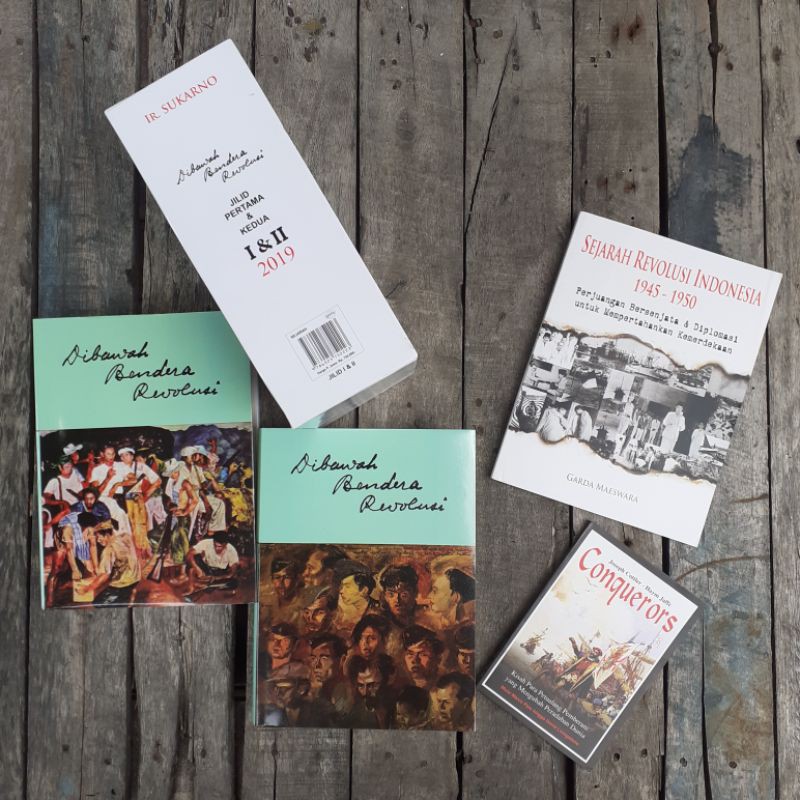 Paket Di Bawah Bendera Revolusi Jilid I dan II, Bonus 2 buku
