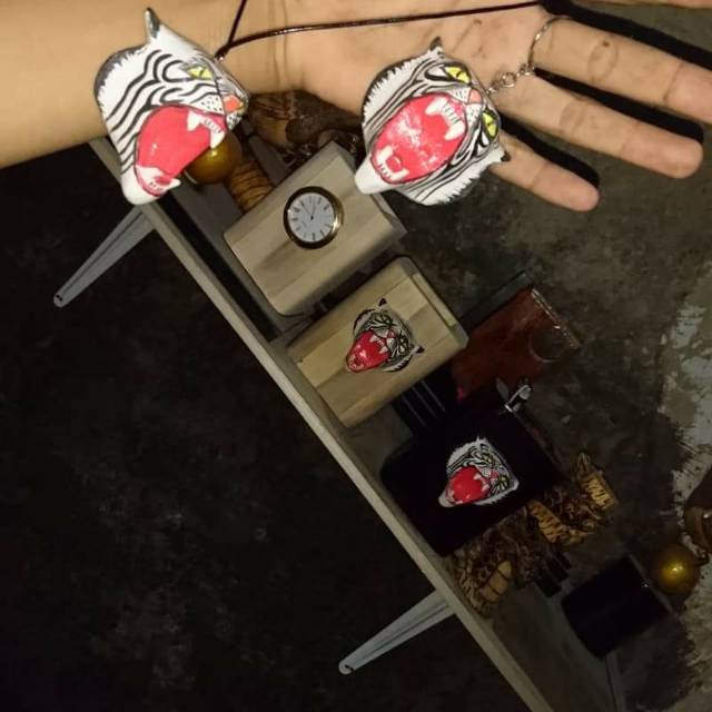 Kalung kepala macan