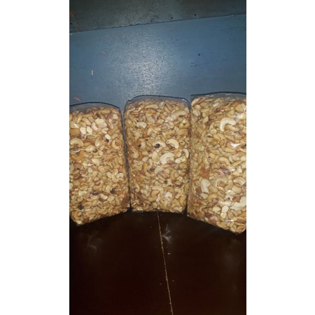 

Kacang mede utuh