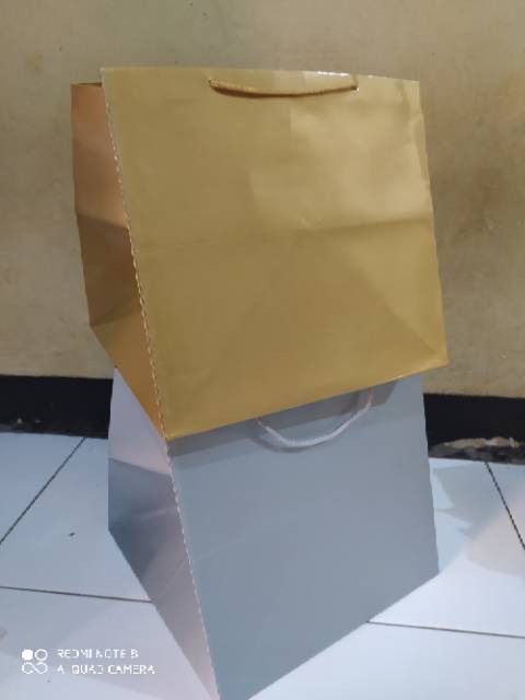 

Paper bag nasi kotak box 25 gold&silver /isi 12 pcs /bahan tebal terlaris dan murah(nasi box 25)