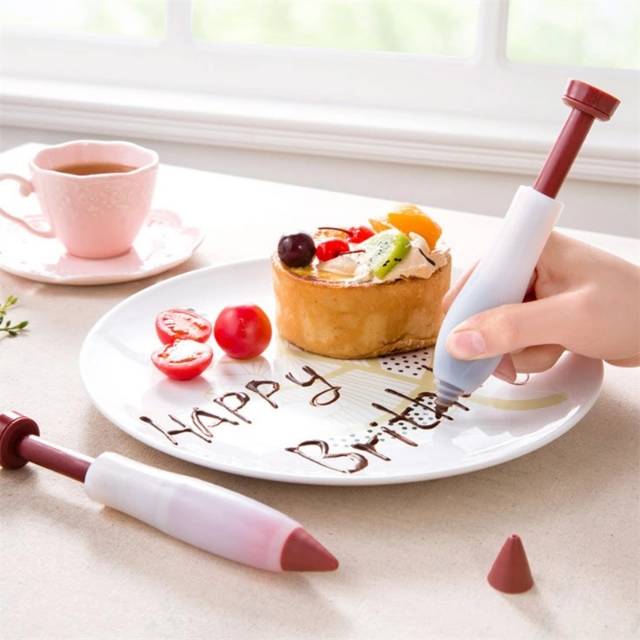

Pen decor cake