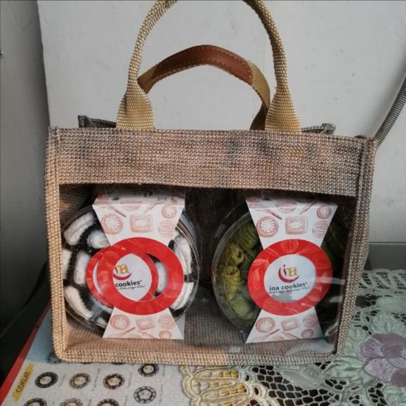 

hampers tas goni inacookies isi 2 toples