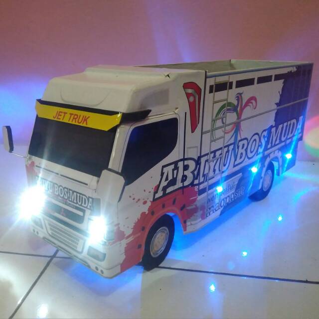 Ukuran besar miniatur truk  abiyus bos  muda  variasi lampu 